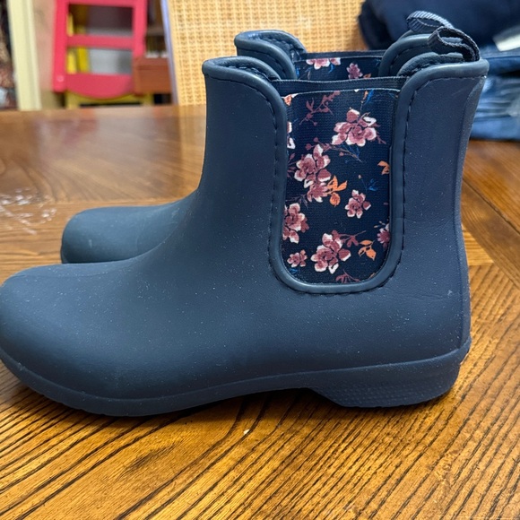 CROCS- Chelsea Freesail- Dark Blue Rain Boots - Picture 4 of 9